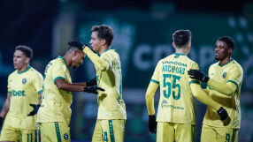 Лудогорец громи, но ще зимува с рекордно изоставане