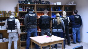 Откриха над 400 кг тютюн без бандерол в сграда, трима мъже са задържани (СНИМКИ, ВИДЕО)