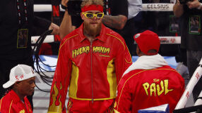 Може да яде със сламка, но се къпе в пари (СНИМКА)