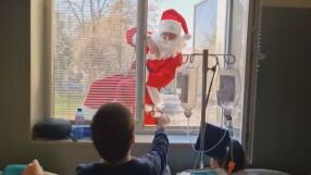 Дядо Коледа, Снежанка и джуджетата зарадваха малките пациенти в ИСУЛ