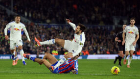 Лийдс удари уморения Палас, Груев изработи гол