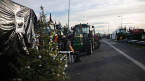 Продължават протестите на гръцките фермери, може да блокират граничните преходи за тирове