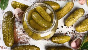 Малките кисели краставички са на изчезване заради войната!