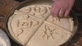 Всяко движение има смисъл, всяка форма пази послание: Как се меси обредния хляб за Бъдни вечер?