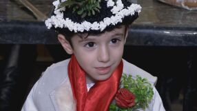 От невръстна детска възраст до старини: Къде коледарите танцуват със саби и с шпори?