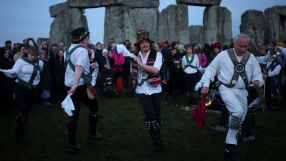 Хиляди се събраха около Стоунхендж за зимното слънцестоене (СНИМКИ)