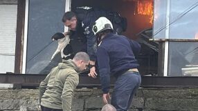 Полицаи спасиха домашни животни от горяща къща в Бургас (СНИМКИ)