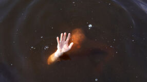 Спасиха мъж, паднал в ледено езеро в Плевен