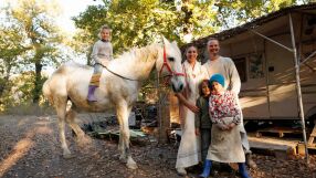 Съд отне децата на двойка, живееща в гората без ток и течаща вода в Италия 