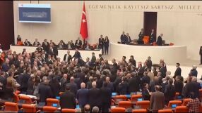 Масово сбиване в турския парламент заради Бюджет 2026 (ВИДЕО)