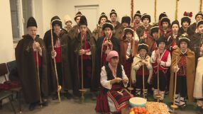 С песни за здраве и берекет: Защо във Врачанско коледарите тръгват по домовете от сутринта?