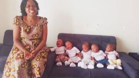 На Коледа в Уганда: Как продължава животът на семейството, което се сдоби с шест бебета?