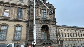 Лувърът монтира охранителни решетки след обира на скъпоценности за 102 милиона долара