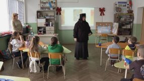 Беседи за Рождество: Монахиня учи децата на добродетелите в християнството