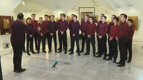 Как песнопения на няколко века, посветени на Рождество Христово, звучат изпълнени от български младежи?