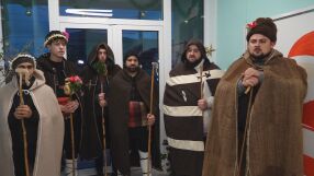 Коледарите ни пожелават „Честито Рождество“ - но не съобщение, а от врата на врата и с песен