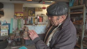 79-годишен майстор от Мездра създава „Коледно село“ от миниатюрни къщи