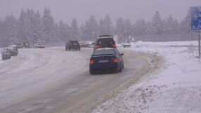 Сняг, студ и ограничения по проходите: Зимната обстановка остава усложнена