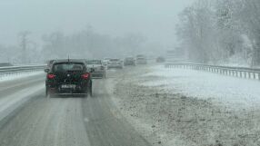АПИ: Шофьорите да тръгват с автомобили, готови за зимни условия. В Северна България и планините дъждът ще преминава в сняг