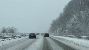 АПИ: Снежни и хлъзгави пътища затрудняват движението в почти цялата страна