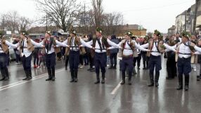 Танцуващите коледари от Ямбол – традиция със саби, предавана през поколения (СНИМКИ и ВИДЕО)