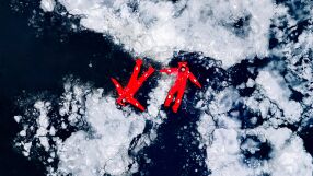 До минус 40 градуса по Целзий: Фигури в червени костюми се носят сред ледове - какво правят? (СНИМКИ)