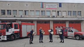 Хит в мрежата: Огнеборци с гайди с необичаен поздрав за Коледа (ВИДЕО)