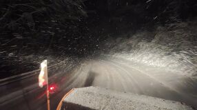 Зимата се върна: Две деца пострадаха при челен удар между две коли във Врачанско