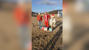 „Чистата Коледа“ започна с елха от морски отпадъци на плаж „Аркутино“ (СНИМКИ)