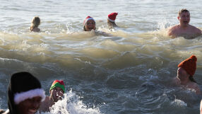 Търсят двама мъже, изчезнали по време на коледно плуване в Югозападна Англия