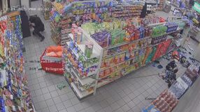 Нелепа кражба: Обирджии опустошиха магазин при опит да задигнат банкомат, но пари не взеха (ВИДЕО)