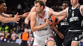 Везенков и Олимпиакос изпуснаха 20 аванс, но избегнаха загубата