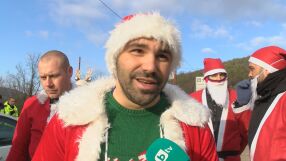 Мотористи от цялата страна обличат костюми на Дядо Коледа