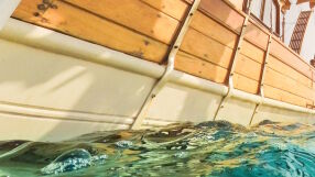 Четирима испански туристи са в неизвестност след потъването на дървена лодка