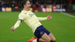 Джак Грийлиш загря за Коледа със... стриптийз и шотове 