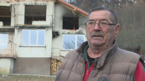 „Сега ми е хол, стая, спалня и кухня“: Среща със Стефан, чиято къща изгоря през лятото