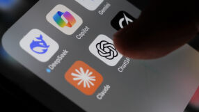 Психиатри: След дълго общуване с ChatGPT се появяват тежки симптоми