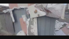 Заради силния вятър: Изолация се срути върху гаражи и пътека до жилищен блок