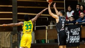 Мач, въпреки скандални условия (ВИДЕО)