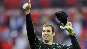 Феновете на Арсенал в очакване на Петър Чех 