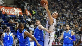 ВИЖТЕ как феновете на Партизан посрещнаха баскетболния Левски (ВИДЕО)