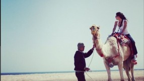 Цвети вече е в Дубай, яхна камила 