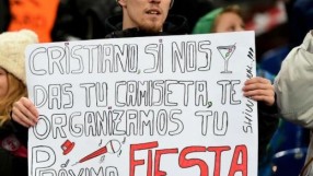 Фен на Шалке с предложение към Роналдо