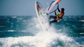 Уиндсърфист покори гигантските вълни на Назаре (ВИДЕО)