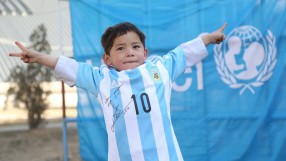 Малкият Муртаза с найлоновата тениска получи подаръка си от Лео Меси – истинска фланелка