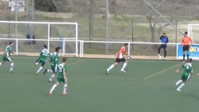 40-годишен вратар бележи от 80 метра с помощта на вятъра (ВИДЕО)