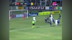 Фен нахлу на терена и вкара гол, съдията го зачете! (ВИДЕО)