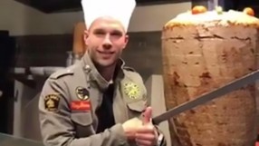 Шеф Лукас Подолски - майстор на дюнерите 