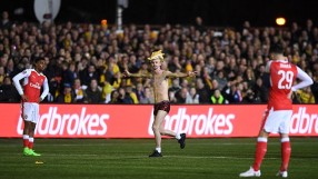 Човекът-жираф прекъсна мача на „Арсенал” (ВИДЕО)