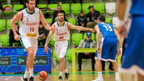 Снегът не позволява на баскетнационалите да се приберат 